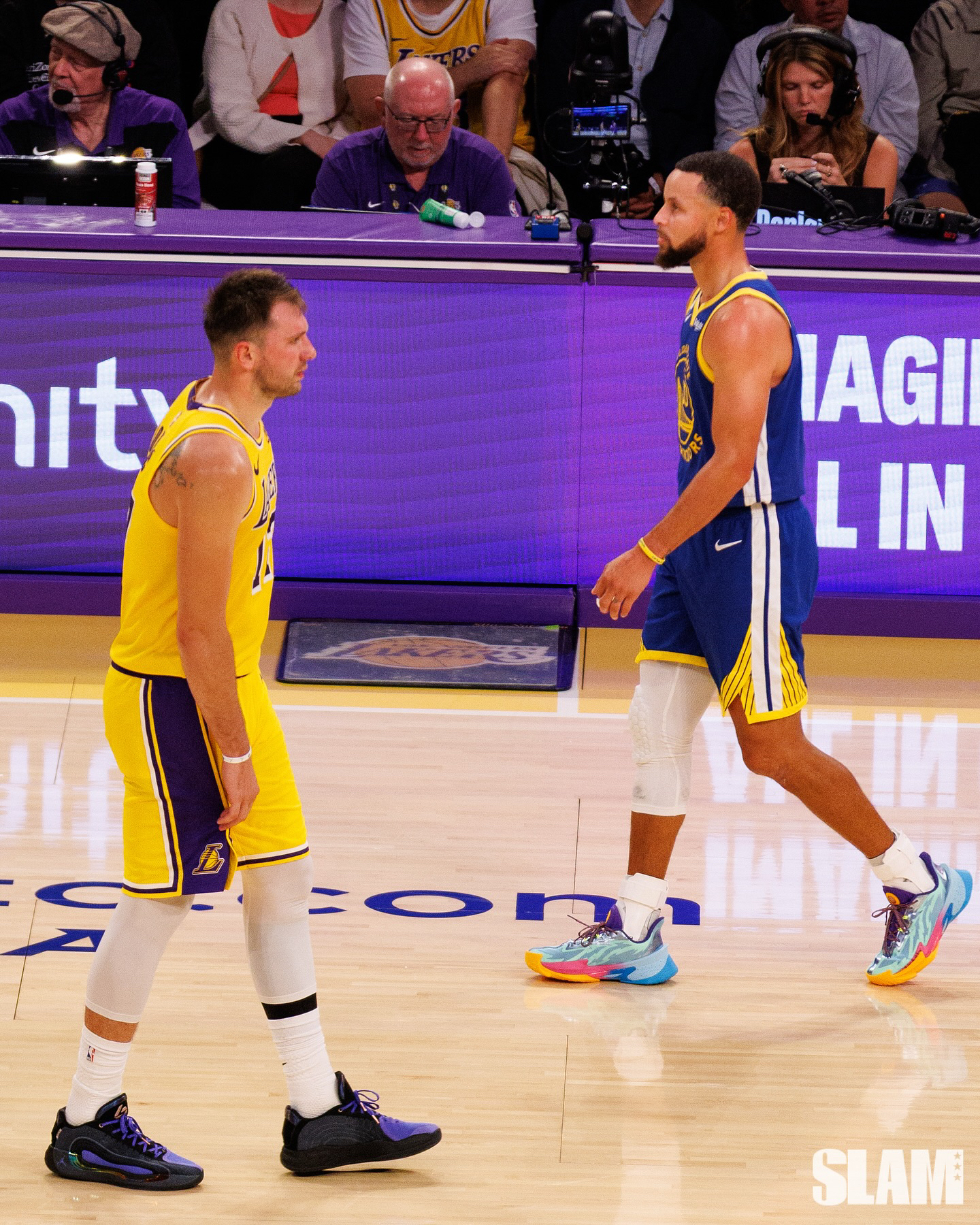 勇士NBA战胜湖人库里三分连击